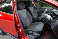 内装色とホイールカラーを、ボディーカラーに応じて選択できる「パック・クルール」が用意される。テスト車は黒基調の「ノワール」が選択されていた。