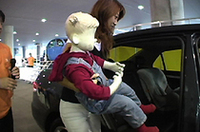 
	実験に協力してくれた“ひとみちゃん”(人形)。3歳ぐらいの想定で、10kgの重さがある。
	 