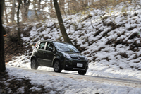 いてついた林間の道を行く「パンダ4×4」。今回のテスト車は、ピレリのスタッドレスタイヤ「アイスアシンメトリコ」を装着していた。
    