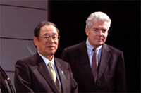 
	左が、トヨタ自動車の張富士夫社長。右は、GM副社長のマーク・T・ホーガン副社長。
	ホーガン氏は、トヨタとGMの合弁会社「New United Motor Manufacturing,Inc.（NUMMI）」で生産されるヴォルツを、「日米協調の証」とし、GMとトヨタの関係が良好であることをアピールした。
	 