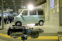 
	「DMHS（ダイハツ・マイルド・ハイブリッド・システム）」の駆動ユニット（前）を搭載した「ハイゼット・カーゴ・ハイブリッド」は近く市販される予定。
	 