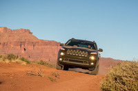 FFベースの4WDだから、と侮ってはいけない。「チェロキー 75thアニバーサリーエディション」はレネゲードと同様に、驚くほどの走破性能を備えているからだ。日本では「リミテッド」がベースで50台の限定。価格は499万5000円。