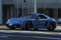 高性能を誇る「718ケイマン／718ケイマンS」には、主に市街地での燃費を向上させるアイドリングストップ機構も備わる。