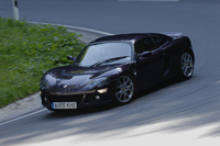 下りのタイトコーナーではっきりしたアンダーステアを呈するハンドリングはヨーロッパSのコンセプトをはっきり示している。軽快なステアリングレスポンスよりも安定性を重視したサスペンションはいかにもGTらしい。