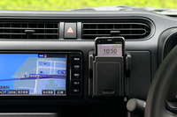 マルチホルダーは携帯端末の充電が可能なように下部にスリットがあけられていたり、幅の調整ができたりと、実用性にも配慮した作りとなっている。
    