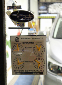 営業時間はイタリアの一般的自動車ディーラーとほぼ同じ。午前の部は9-13時。午後は15-19時。土曜は午前のみの営業で、日曜は休み。