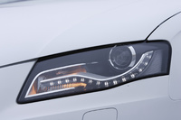 クーペ「A5」と共通デザインの、特徴的なポジションランプ。LED化により、50％の省エネを実現したという。