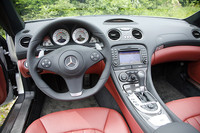 「SL63AMG」の運転席まわり。