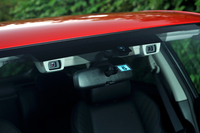 安全運転支援システムの「アイサイト」は第3世代に進化。緊急自動ブレーキによる追突回避可能速度を高めたり、ステアリングアシストによる運転支援機能を追加したりと、大幅な機能の向上が図られている。
    