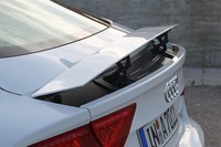 テールゲートに備わるスポイラーは、130km/hに達するとリフトし80km/h以下になると格納される。