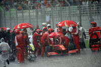 レース開始後1時間して赤旗中断。約1時間、雨降りしきるコース上にマシンは停まったままだった。（写真＝Ferrari）