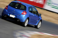 【スペック】ルーテシア ルノースポール：全長×全幅×全高＝4020×1770×1485mm／ホイールベース＝2585mm／車重＝1240kg／駆動方式＝FF／2リッター直4DOHC16バルブ（202ps/7100rpm、21.9kgm/5400rpm）／価格＝299.0万円（テスト車＝同じ）