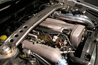 Z-tune専用のECM／鋳造ピストン／カムシャフト／エンジンブロックなどで強心臓に仕立て上げた「RB26DETT改Z2」。500psとレーシングカー並のパワーを誇る。