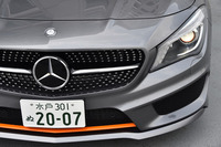 
	限定車「CLA250シューティングブレーク オレンジアート エディション」には、オレンジライン付きの「AMGスタイリングパッケージ（フロントスポイラー＋サイド＆リアスカート）」が与えられる。ヘッドランプのリングもオレンジ色に。
	
