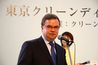 メルセデス・ベンツ日本のハンス・テンペル社長。「V6ディーゼルを搭載したE320CDI、ガソリン車でいうとV8並みのトルクと直4並みの経済性を兼ね備えたクルマです」とアピールした。