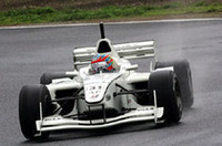 路面が乾くと読み、スタートからスリックタイヤをチョイスしたデュバルは、序盤からレインタイヤのマシンに遅れることなく追走し、路面が乾き始めるとみるみるペースを上げトップに踊り出た。他車との接触で、ペナルティストップ10秒を受けたが、トップでコースに戻るほどリードは大きかった。しかし後半、雨が振り出したときにレインタイヤに交換したことが災いし、後退することに。