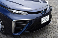 バンパー両端の大きなグリルは、「FCVが酸素を吸い込む様子」をイメージしてデザインされたもの。実際のエアインテークは、その一番外側、LEDクリアランスランプのそばに設けられている。
    