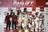 鈴鹿のレースながら、NSX勢は無念な結果に。表彰台にのぼったのは、（写真左から）2位のNo.3 GT-R（安田裕信/R・クインタレッリ）、優勝したNo.35 KRAFT SC430（石浦宏明/大嶋和也）、そして3位No.38 ZENT CERUMO SC430（立川祐路/R・ライアン）。
