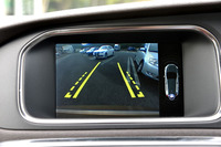 駐車ガイド付きのリアビューカメラも、全車に備わるアイテム。写真は、その表示画面。
    