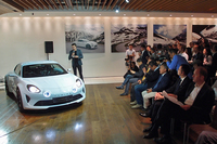 東京・六本木で開催された発表会の様子。「アルピーヌ・ビジョン」を前に、アルピーヌのキーマンが今後の展望についてコメントした。