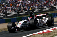 ライコネンが予選で降格したことで2列目からのスタートとなった佐藤琢磨。ルーベンス・バリケロに交わされ序盤は5位を走行。給油後、バリケロをコース上で追い抜くなどしたが、26周目、5位トゥルーリをパスしようとした際に失敗しコースアウト、10位までドロップ。その後前車が巻き上げた小石を避けるため再度コースをはみ出し、結果11位で完走した。「僕自身がポイントを取れなかったことはとても残念ですが、チームが5ポイントを獲得できてとても良かったです」（本人談）。