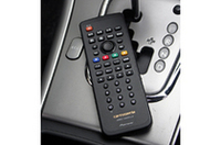 操作はワイヤレスリモコンで。リモコン受光部も付属しているので映像入力を持っていれば、他社のTVに組み合わせることもできる。