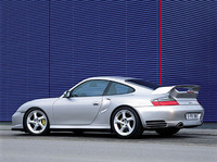 「GT3のスポーツ性と911ターボのパフォーマンスを超えるモデルとして開発された」（プレス資料）GT2。ターボモデルより42psアップの462psを発生するフラット6、軽いボディ、そして標準装備された「セラミックコンポジットブレーキ」によって、ストッピングパワーも強化された。911ターボとの外観上の違いは、フロントのエアインレットがより外側に移され、車高が20mm落ち、タイヤが、（前）235/40R18（後）315/30R18と、ひとまわり大きくなったことなど。なお、GT2のトランスミッションは、6段MTのみだ。