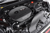 
    エンジンの排気量は、先代の1.6リッターから2リッターにアップ。最高出力と最大トルクが増大した一方で、燃費性能も向上した。
    