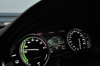 中央のDIS（ドライバーインフォメーションシステム）には、エネルギーフローが表示される。写真はモーターだけで走行するEV走行時のもの。 