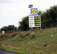 オートルートの路肩にある燃料価格可変表示板。2010年7月17日撮影。