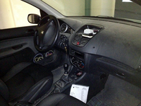 オリジナル「206」とは異なる「206プラス」のダッシュボード。