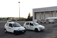 フィレンツェ空港で、フィアットの「セイチェント」（写真左）と「プント」。