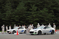 ドライビングに関する講習の内容は、高速走行、ジムカーナ、ウエット旋回、ウエットJターン、高速Jターンなど。また社外での活動として、サーキット走行や12時間耐久レースへの参戦なども行っている。