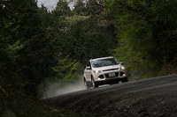 ダート路を走る「クーガ」。駆動システムは全車フルタイム4WDとなっている。