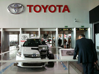 通路をくぐると、「オーリスHSD」のカットモデルが置いてあった。