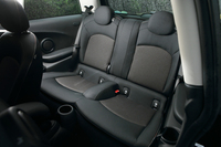 リアシートは6：4の分割可倒式。2人の定員に対し、カップホルダーは3つ備えられている。
    