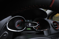 メーターのデザインはユニーク。2眼式メーター（左が回転計で、右が燃料計）同士を、寝かせた楕円（だえん）でつなぐ。