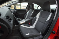 「T6 AWD R-DESIGN」のインテリアは、白黒ツートンカラーの専用スポーツシートが特徴。なお、黒一色のシート表皮も選べる。