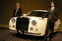 「光岡ガリュー」の発表会で。光岡自動車の河村賢整副社長（写真左）と、デザイン部門総責任者の青木孝憲氏（写真右）。