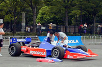 （写真上）イベント開始前、マシンの準備に取り組む丸山浩（一番左）と、インディ500の出場経験がある桃田健史（その右）。桃田氏は、映画の字幕監修も担当した。