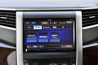 対話型音声検索を行うには、あらかじめスマートフォンとのWi-Fiテザリング接続が必要。一度設定をしてしまえば、次回からは自動的に接続する。