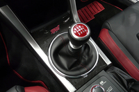 トランスミッションは6段MTのみの設定。各部に改良を施すことで、操作フィールを改善している。
    