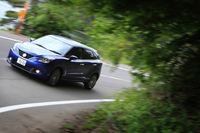 
	ターボエンジンを搭載した上級グレードの「XT」。外観ではHID式ヘッドランプやアルミホイールなどがエントリーグレード「XG」との違いとなる。
	