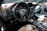 「CLA200」のインパネ。基本的な造形は「Aクラス」と共通。