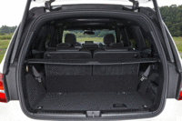 荷室の容量は、3列目シート使用時で680リッター。3列目と2列目の背もたれを倒すことで、最大2300リッターにまで拡大できる。（写真をクリックすると、荷室のアレンジが見られます）