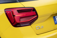 多角形をテーマにデザインされたリアコンビランプ。ウインカーのランプは、光源が車体外側に移動するように見える「ダイナミックターンシグナル」が採用されている。