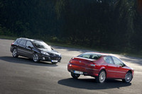 407セダン（右）、407SW（左）