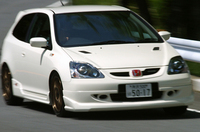 【スペック】
	シビックタイプR（ベース車）：全長×全幅×全高＝4135×1695×1430mm／ホイールベース＝2570mm／車重＝1190kg／駆動方式＝FF／2リッター直4DOHC16バルブ（215ps/8000rpm、20.6kgm/7000rpm）／車両本体価格＝233.1万円
	 