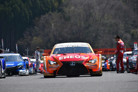 スタートの時を待つ、ポールシッターのNo.6 ENEOS SUSTINA RC F。
    