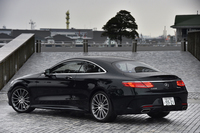 
	「S550 4MATIC クーペ」のリアビュー。「スリークなルーフラインとワイドなリアエンドなどにより、究極のクーペフォルムを実現した」とされる。ホイールベースは、セダンの「Sクラス」より90mm短い2945mm。
	